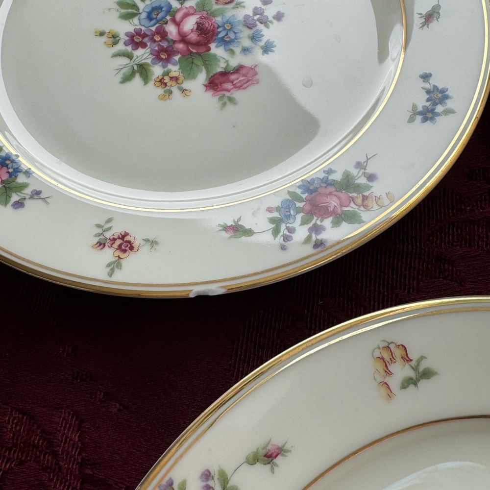 Queen’s Rose Salad Plates - Picture 5 of 7
